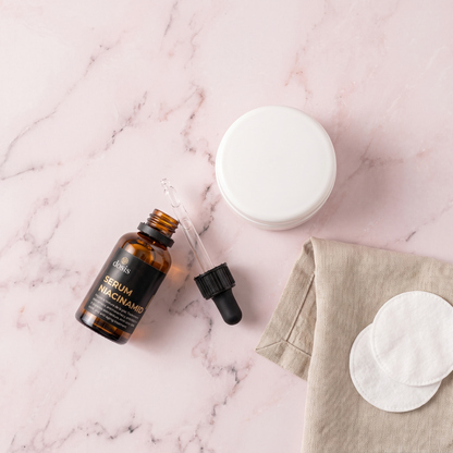 Serum Niacinamida Dosis junto a productos de rutina de skincare