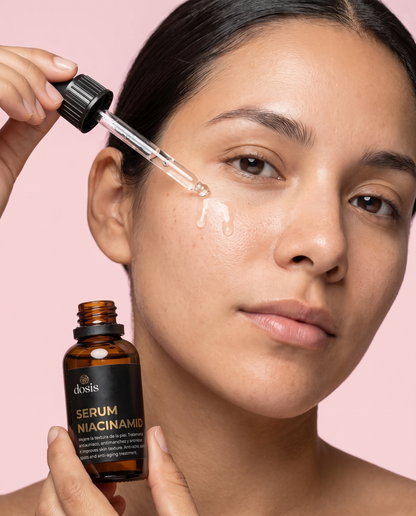Mujer aplicando gotas de Serum Niacinamida Dosis en la mejilla