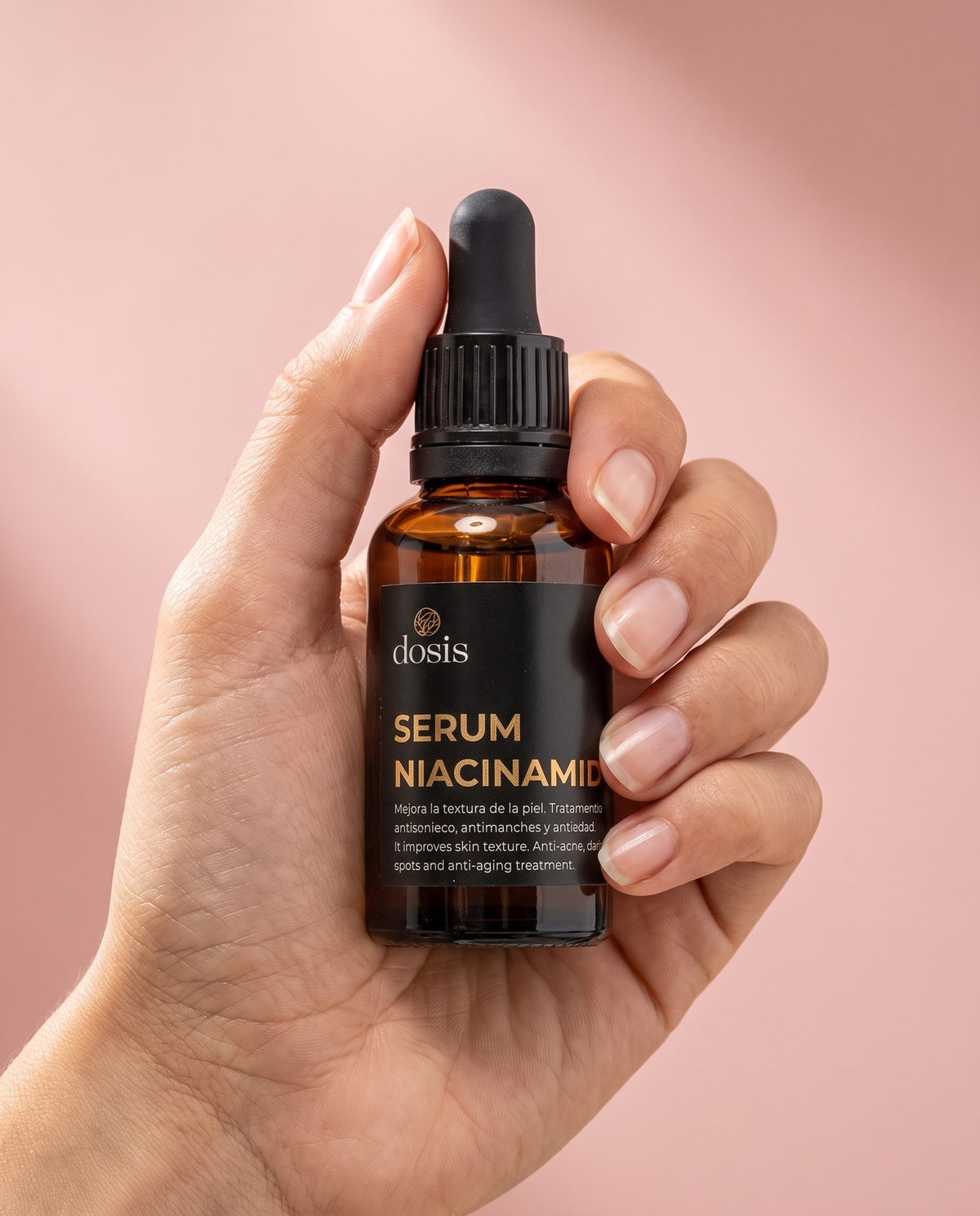 Mano sosteniendo el frasco de Serum Niacinamida Dosis